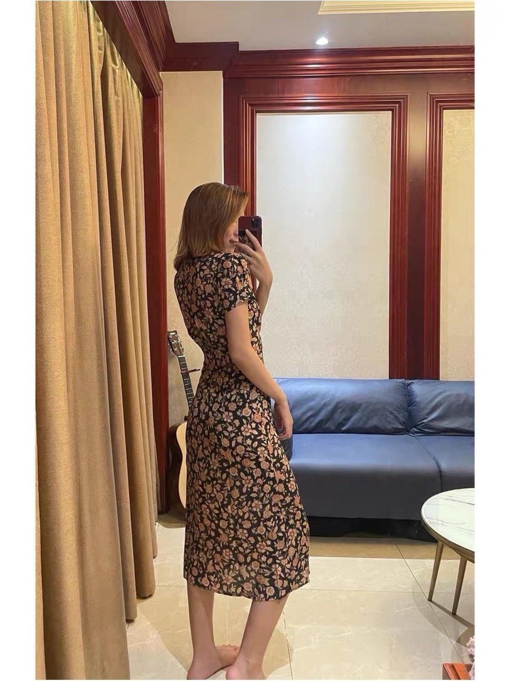 A gorgeous 100% silk dress with a romantic, timeless floral print. - Picture 4 of 7